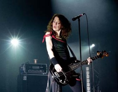 Melissa Auf der Maur bass live