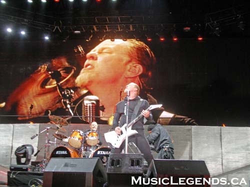 Metallica Halifax James Hetfield looking up