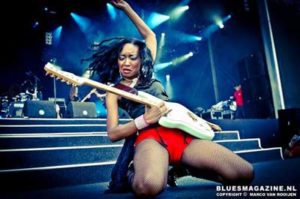 Malina Moye live