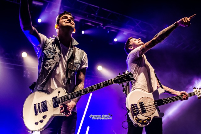 Sleeping With Sirens live