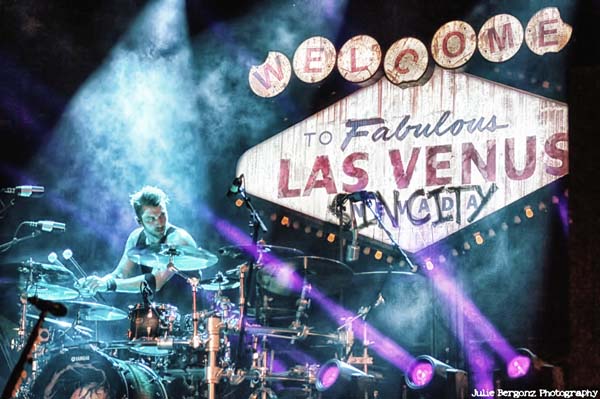 Three Days Grace live