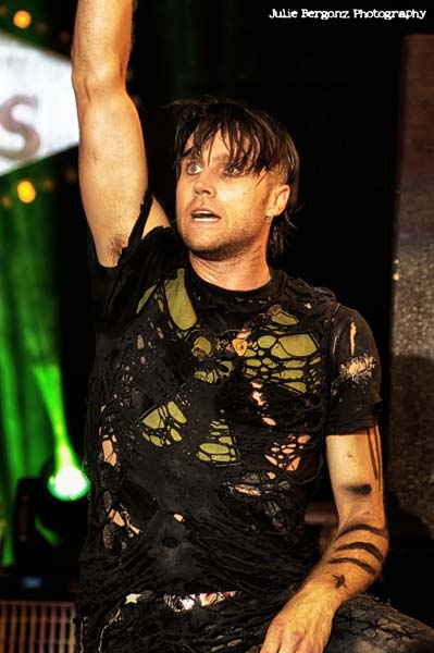 Three Days Grace live