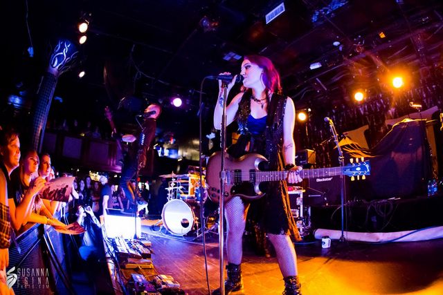 Stars in Stereo Bec Hollcraft with guitar