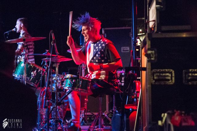 The Downtown Fiction drummer live