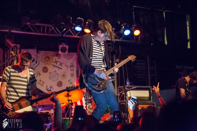 The Downtown Fiction guitar player