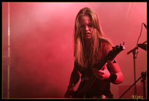 Ida Haukland on bass live