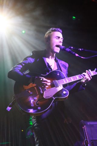 Asaf Avidan singing live