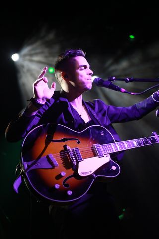 Asaf Avidan guitar live